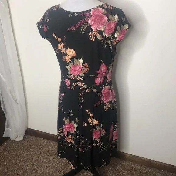 Kaileigh black floral short sleeve midi dress size medium - Picture 6 of 13